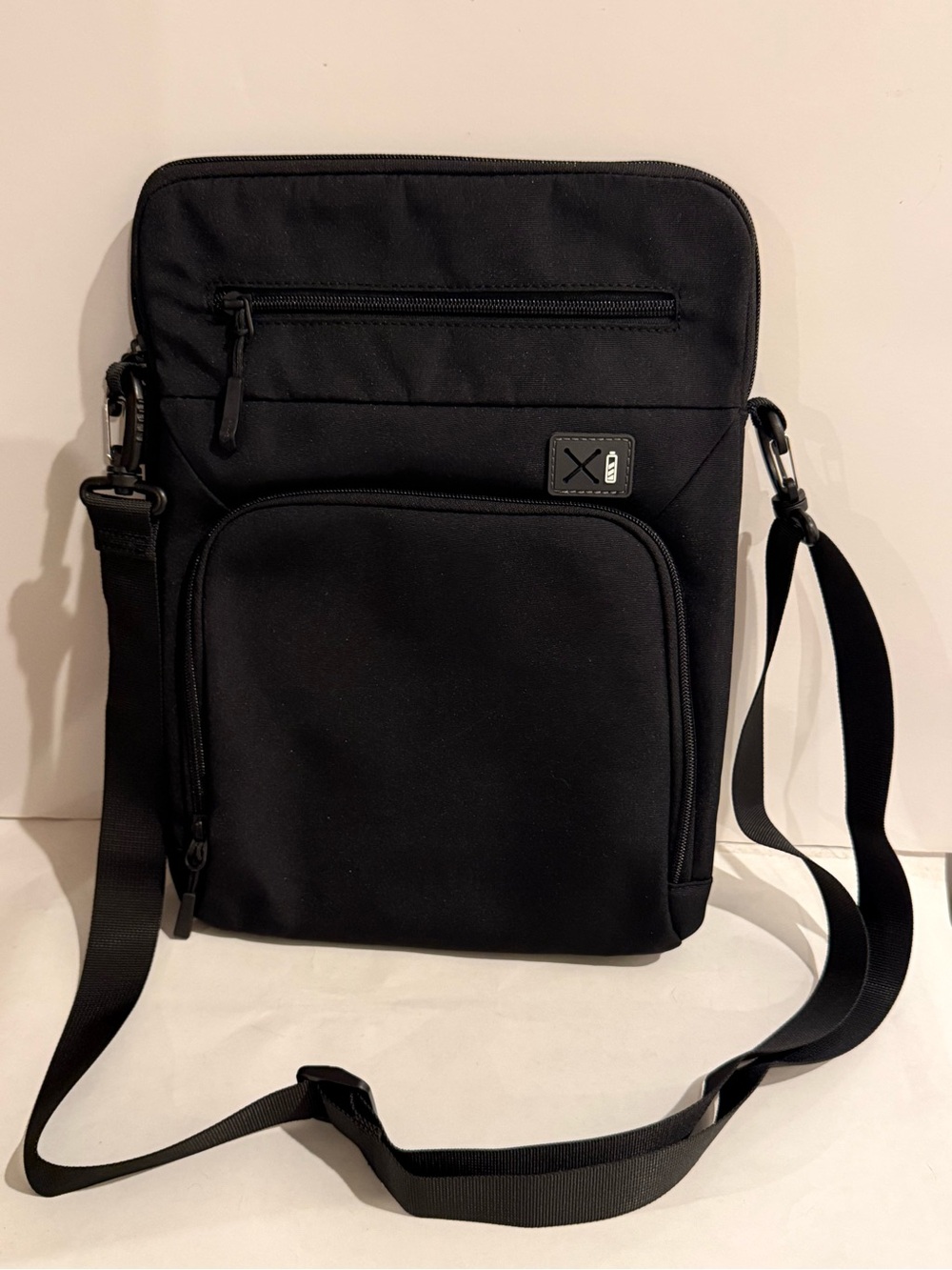 SIMTOP Black Crossbody Tablet Messenger Bag with USB Charging Patch, Padded, 11”
